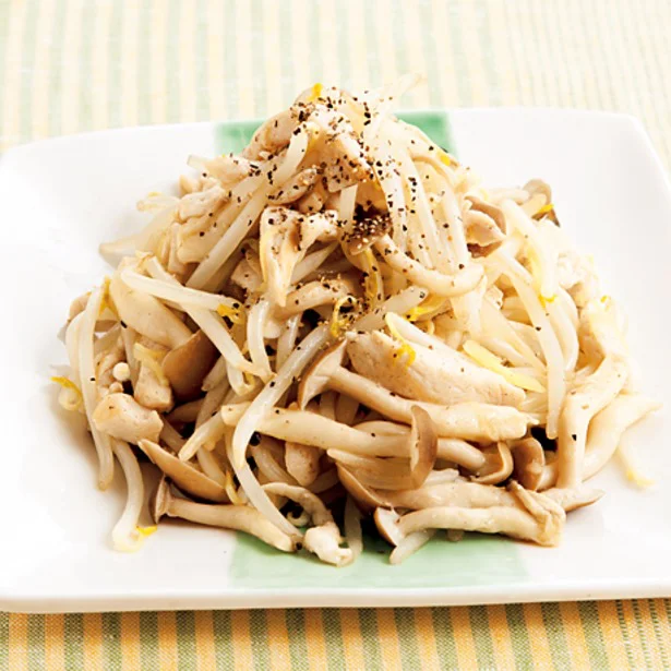 黒こしょうとマヨネーズが味の決め手!「ささ身のもやし炒め」