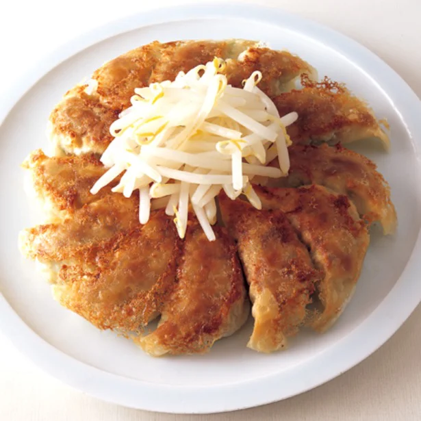 「浜松餃子」は円形＆真ん中のもやしが特徴！