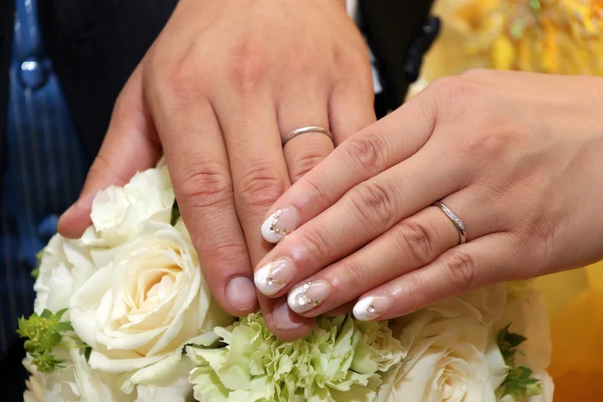 結婚指輪を左手の薬指にはめるのはなぜ？