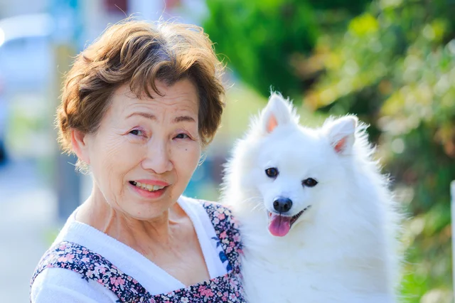 どこへ行くにも愛犬と一緒の母。 これってペット依存症？ それとも普通のこと？