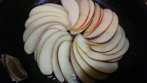 作ってみて分かったが、リンゴはどっさり入れたほうが美味しい！　1個分ギュウギュウに敷き詰めるべし。