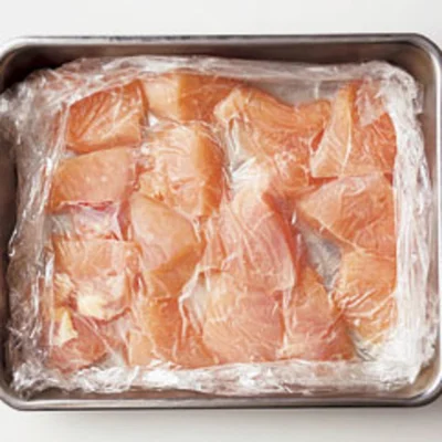 1枚分ずつ重ならないよう並べて冷凍すると、調理する際に使いやすい