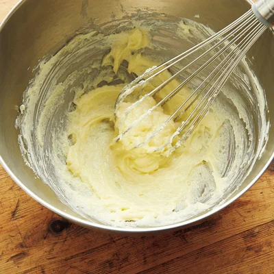 バター、クリームチーズをなめらかになるまで混ぜ合わせ、グラニュー糖を加える