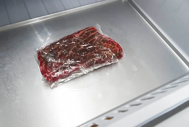 「はやうま冷凍」なら、通常150分ほど冷凍時間がかかる肉も、約30分ですばやく冷凍。解凍してもおいしさそのまま！