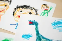 子どもの絵や工作で部屋が埋め尽くされていく…！捨てられない思考回路をどうすれば？【お悩み相談】