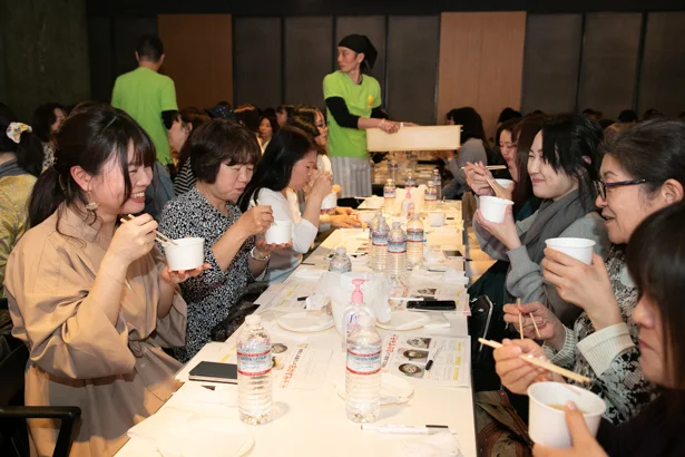 「わ~、だしがきいてる!」と感激の声があがった試食タイム