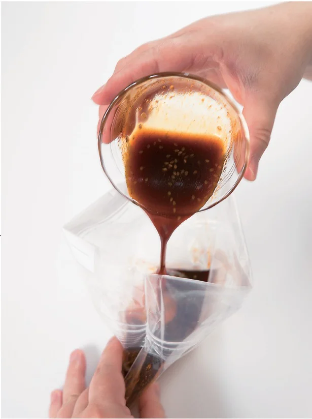 STEP1:保存袋に調味料を入れる