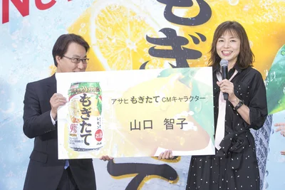 4月2日(火)から放送される新CMのキャラクターに起用された女優の山口智子さん。任命式では名刺を進呈された