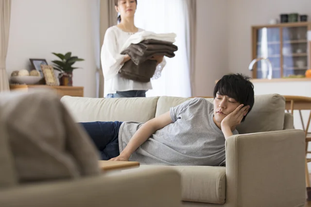 「泣いたらママしか無理だから」と子どもを放置。在宅ワークの苦労が夫に全く伝わらない【お悩み相談】