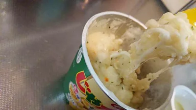 じゃがりこ×裂けるチーズにお湯を加えたなんちゃってアリゴ。アリゴとは別モノっぽいが、おいしさはバッチリ