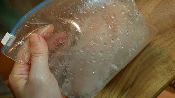 炭酸水のガスで、袋の中がパンパンに!(あとで空気抜きました)