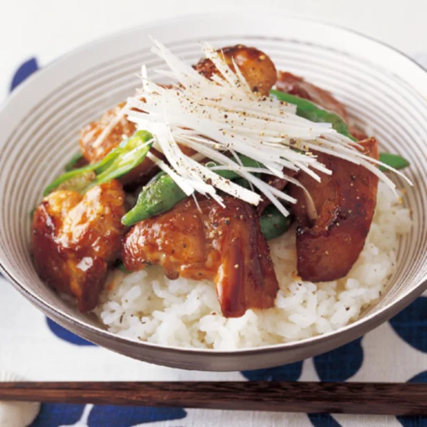 ツヤツヤと輝くとり肉が絶品！「とりのきじ焼き丼」