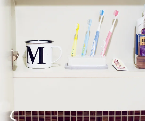 歯ブラシやコップは鏡裏の収納に“しまう”