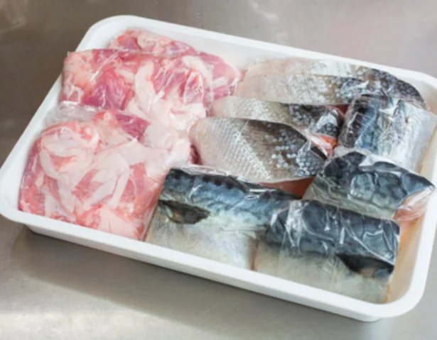 よく使う肉や魚はひとつのトレーにまとめて保存。