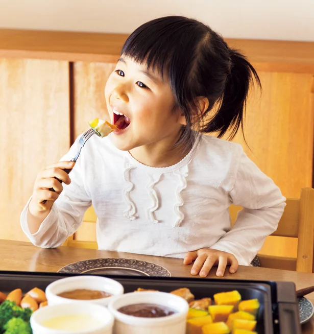 【写真を見る】ソースは数種類用意して選べるスタイルに。「チーズ味、おいしい～♪」