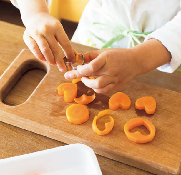 野菜の型抜きは子どもにお任せ！