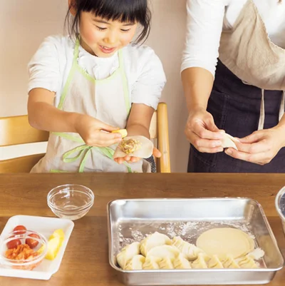 包む作業も子どもは大好き！