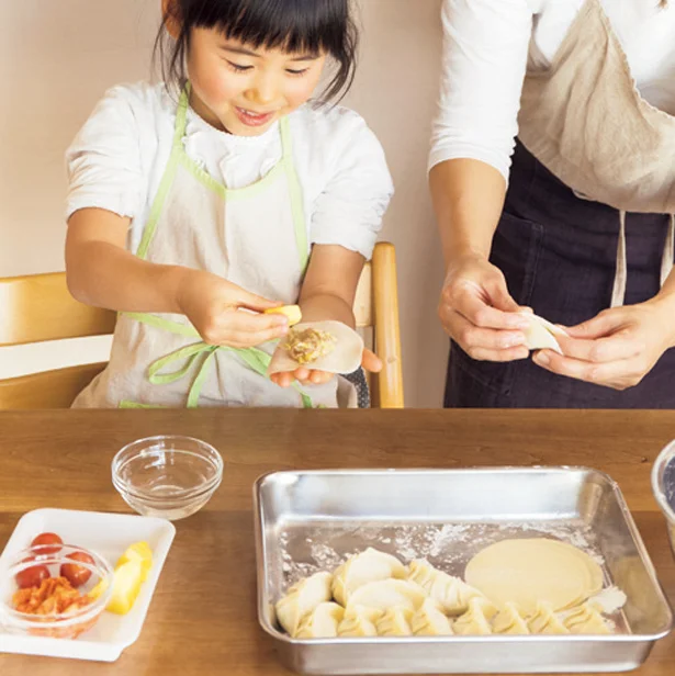 包む作業も子どもは大好き!