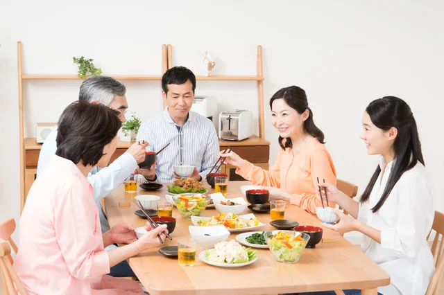 【写真】主食にかける金額が半減した30年