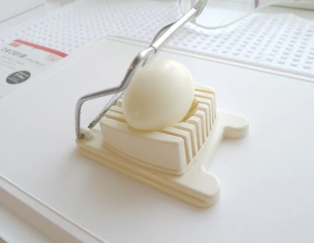 【画像】卵を凹みの部分にセットします。軽く押さえて倒すだけです