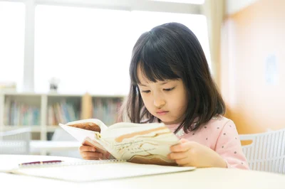 【写真】決まった時間に起きる子どもは学力が高い傾向に