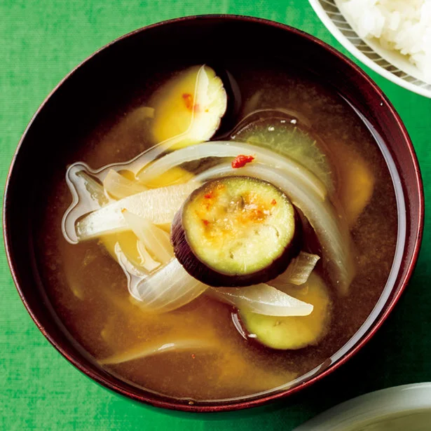 中華風テイストが新鮮!「なすと玉ねぎのピリ辛みそ汁」