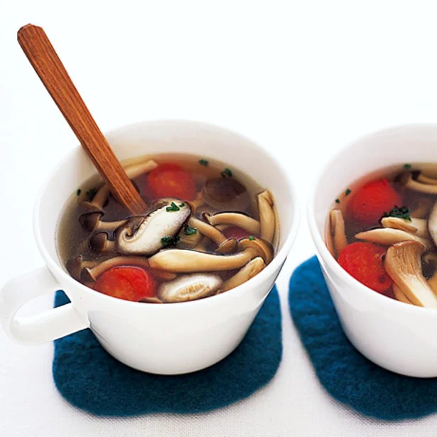 51kcal以下だから夜食にもおすすめ♪ きのこをたっぷり使った「スープ」