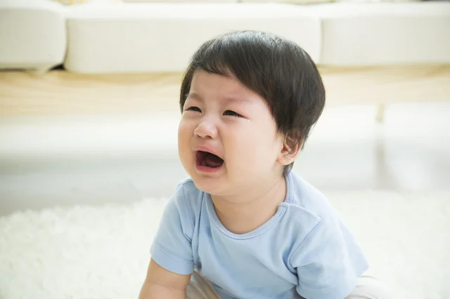 在宅ワークはラクじゃない…！ 仕事をすると足元で泣く娘が不憫です【お悩み相談】