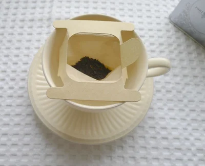 【画像】カップにフィルターを置いて、茶葉を一杯分入れてお湯を注げば出来上がり！