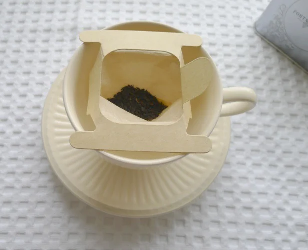 【画像】カップにフィルターを置いて、茶葉を一杯分入れてお湯を注げば出来上がり！