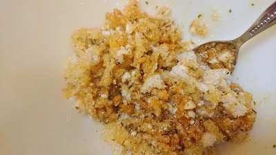 食パンをちぎったなんちゃってパン粉とシーズニング、オリーブオイル、刻みにんにくをざっくり混ぜる