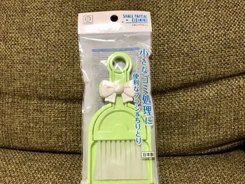 テーブル上の小さなゴミをササッ！キャンドゥの「リボンペアブルーム」で子供にお手伝いさせちゃおう♪