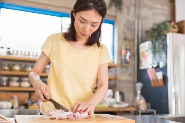 皮つき鶏肉を簡単にカットする方法とは？