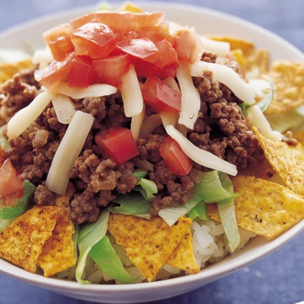 家にある調味料だけで本場の味に！ レンジで簡単「タコライス丼」