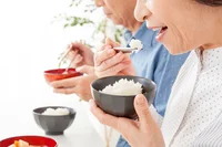 なぜ日本人は食器を持ち上げて食事するの？ 食器を持ち上げない外国人との差に驚き