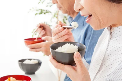 外国人は食器を持って食べないのはナゼ？