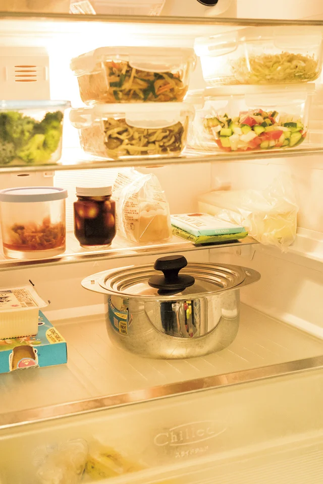 冷蔵庫の中も細かく分けて収納せず、空きスペースを確保。ストック用の料理なども、鍋ごとざっくり収納できるようにしています。