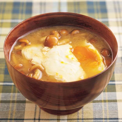 とろ～り卵がたまらない！ ほっとする味わいの落とし卵のみそ汁