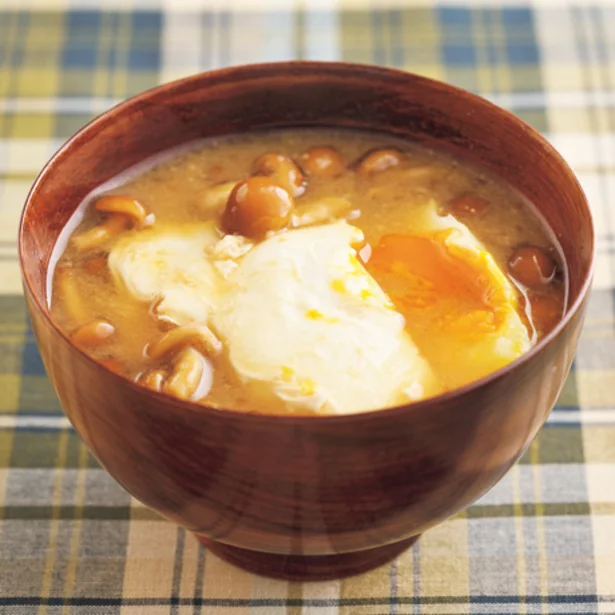 とろ～り卵がたまらない！ ほっとする味わいの落とし卵のみそ汁