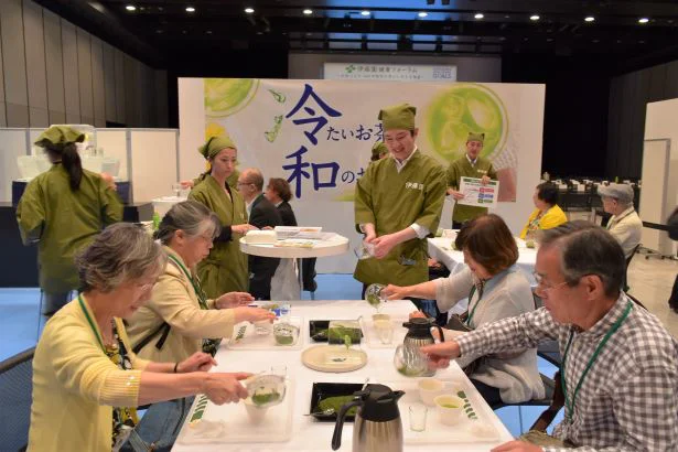 氷水出し緑茶コーナーでは、茶葉のレシピも紹介