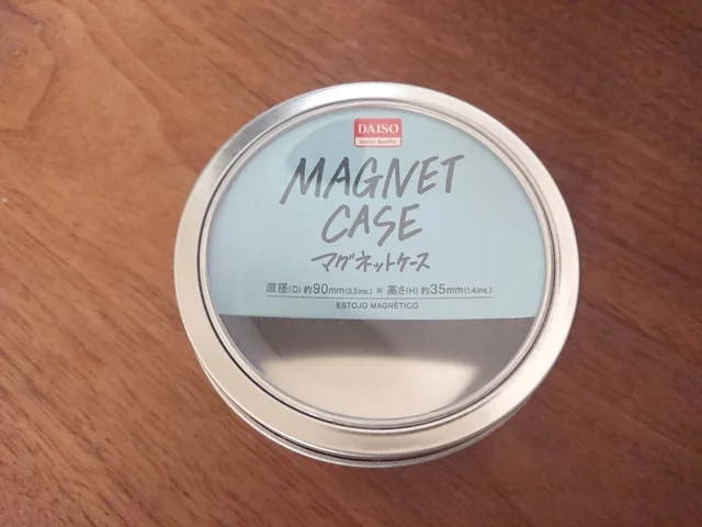 冷蔵庫に調味料を貼って収納…だと！？細々したものは【ダイソー】「マグネットケース」に入れてペタ！が大正解の巻