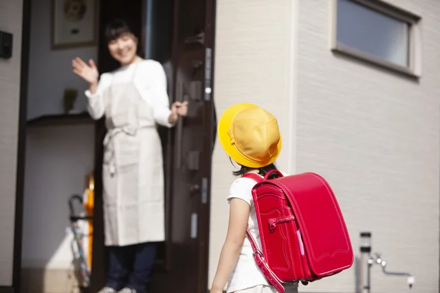街コン参加で子どもの下校時間に不在のママ友。玄関で待ちぼうけする子がかわいそうだけど…【お悩み相談】