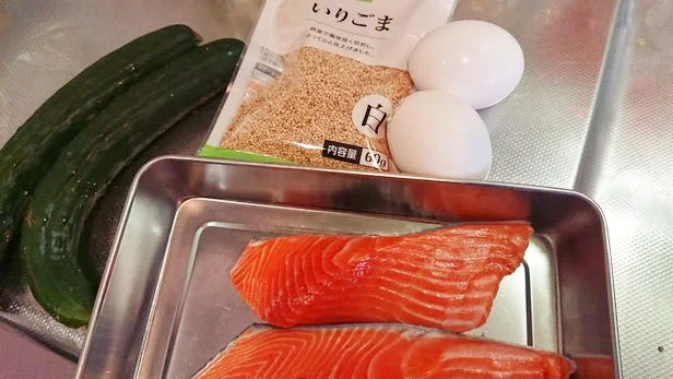 こんな具で「ちらし寿司」ができるなんて!?　ちなみに塩鮭売り切れで、塩をふった生鮭で代用しました。