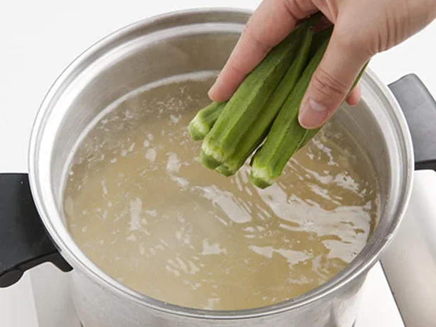 スパゲッティをゆでながら野菜も同時にゆでられる。肉はアクが出るので最後に