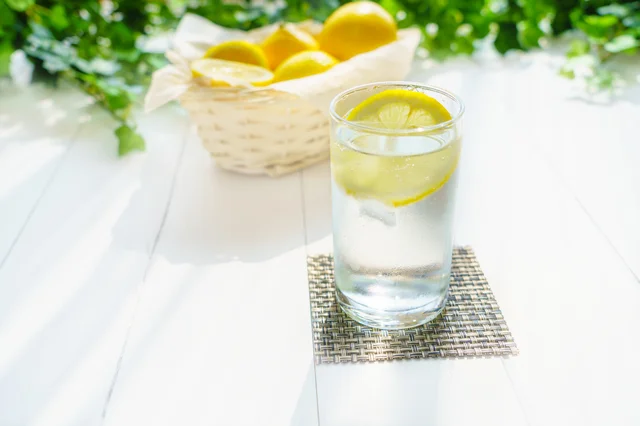 例えば、ジュースからレモン水へ。摂取カロリーを徐々にダウン