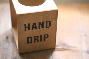 「HAND DRIP」の文字のおかげで、コーヒーがおいしくなる？