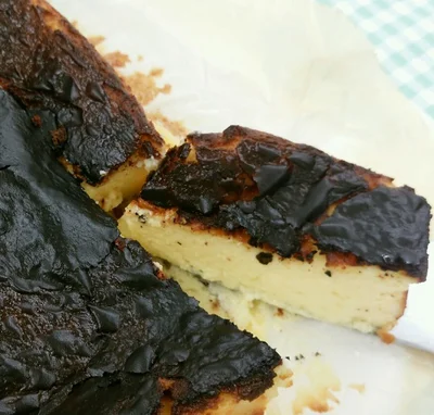 焦げ目がカラメルっぽくなっていて、中はとろーりプリンのような食感の濃厚チーズケーキ！