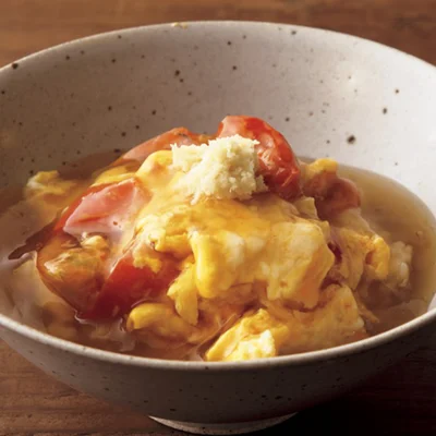 とろとろの卵あんとトマトが相性抜群！「卵とトマトのあんかけ丼」