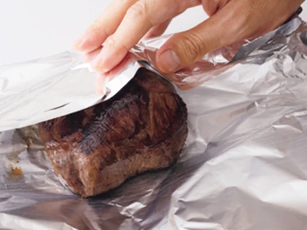 アルミホイルは二重にし、さらにふきんで包んで。こうすると、余熱で程よく牛肉に火が入る