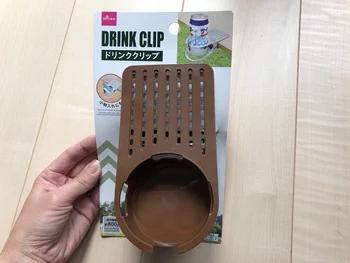 アウトドアにも使える！ダイソーの「DRINK CLIP」なら飲み物が倒れる心配無用♪